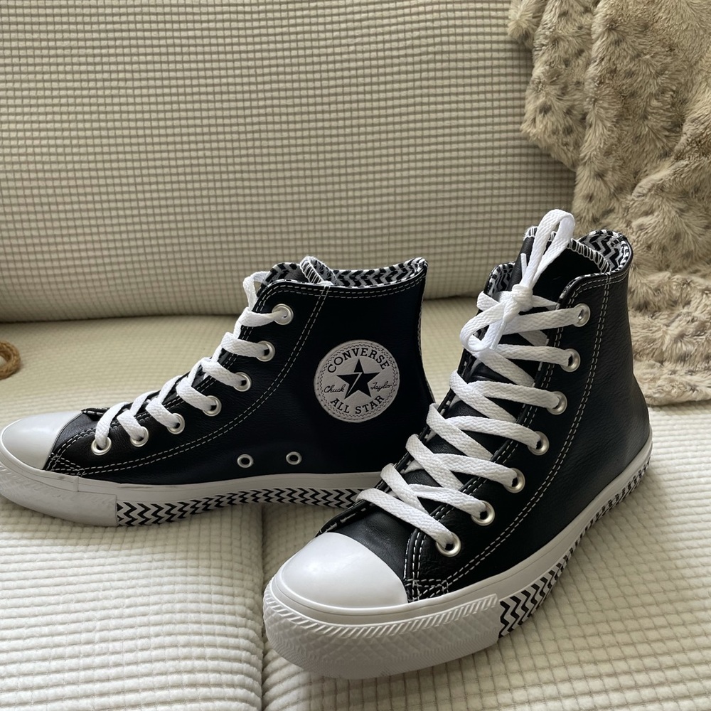 COPY - Woman’s Leather hightop Converse
